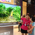 LG quảng cáo TV OLED siêu mỏng trên gáy tạp chí